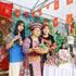 Thao Thi Khua (au centre), du hameau de Lao Kho 1, commune de Phieng Khoai, présente des produits agricoles locaux en direct sur les plateformes numériques. Photo : baosonla.