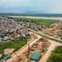 Le projet de construction du pont Hong Ha, intégré au périphérique n°4, progresse à un rythme soutenu. La Loi sur la Capitale 2026 confère à Hanoi une large autonomie pour définir ses politiques d’investissement et concentrer ses ressources sur le développement des grands axes de contournement, des réseaux de transport public et des plateformes logistiques, afin de renforcer la connectivité avec les autres localités de la Région de la Capitale.