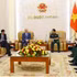 Le général d’armée Phan Van Giang, membre du Bureau politique, vice-Premier ministre et ministre vietnamien de la Défense (droite), reçoit l’ambassadeur du Canada au Vietnam, James Nickel. Photo : NDEL