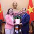Le directeur adjoint permanent de l’Académie nationale de politique Ho Chi Minh, Le Hai Binh, offre un cadeau à l’ambassadrice d’Irlande au Vietnam, Deirdre Ní Fhallúin. Photo : VNA.