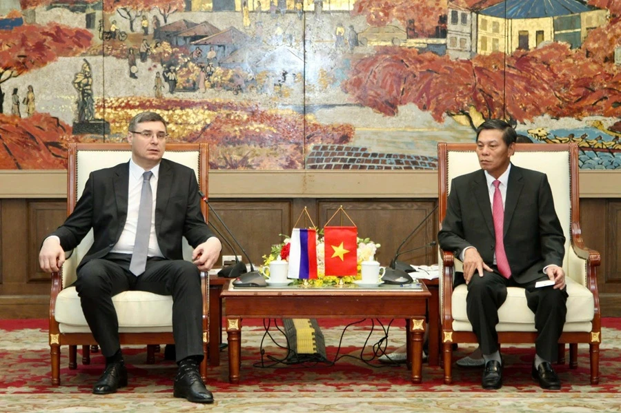 Le président du Comité populaire de la ville de Hai Phong et le gouverneur de la province de Vladimir lors de la réunion de travail. 