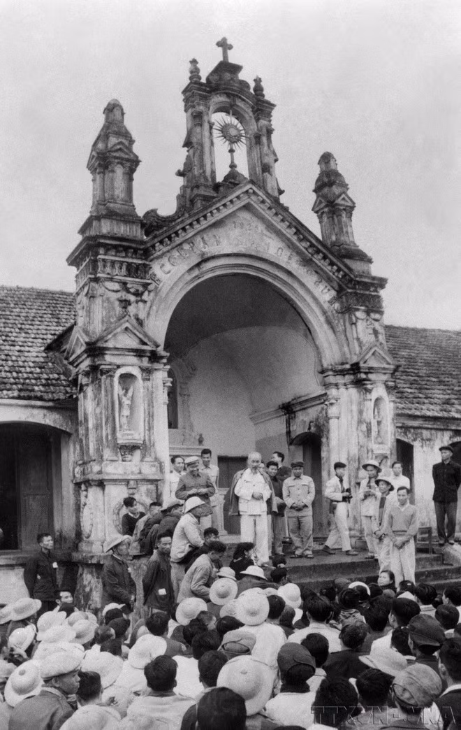 Le président Ho Chi Minh visite et s'entretient avec des fidèles catholiques du village de Thach Bich, commune de Bich Hoa, district de Thanh Oai, Ha Dong (aujourd'hui Hanoï), le 5 décembre 1959. Photo : VNA.