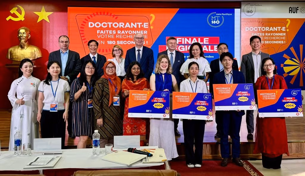 Les candidats et le jury de la finale régionale de MT180 en Asie-Pacifique.