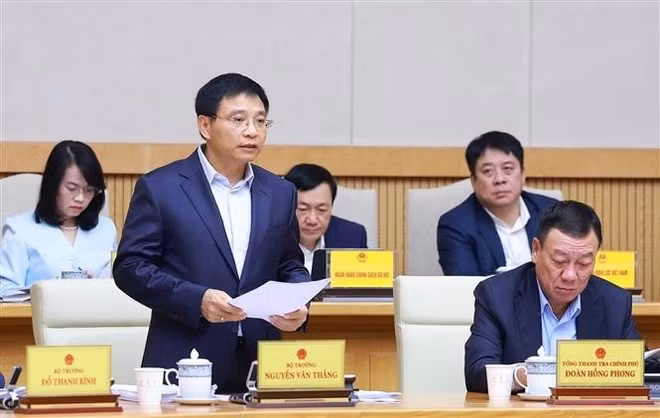 Le ministre des Finances, Nguyen Van Thang, présente un rapport sur la situation socio-économique en novembre et pour les onze premiers mois de 2025. Photo : VNA.