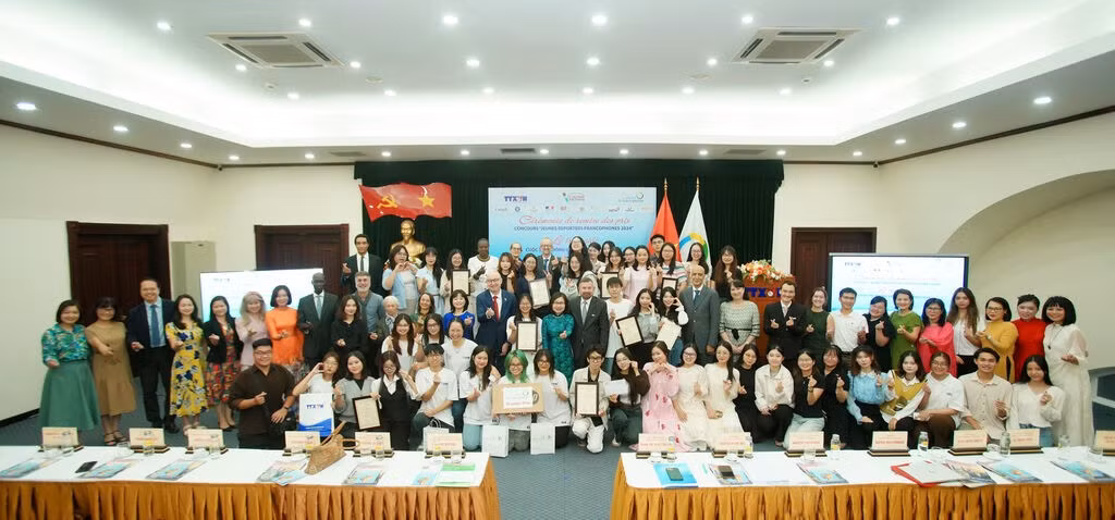 Photo de famille des délégués et participants à la cérémonie de remise des prix du concours "Jeunes Reporters Francophones 2024".