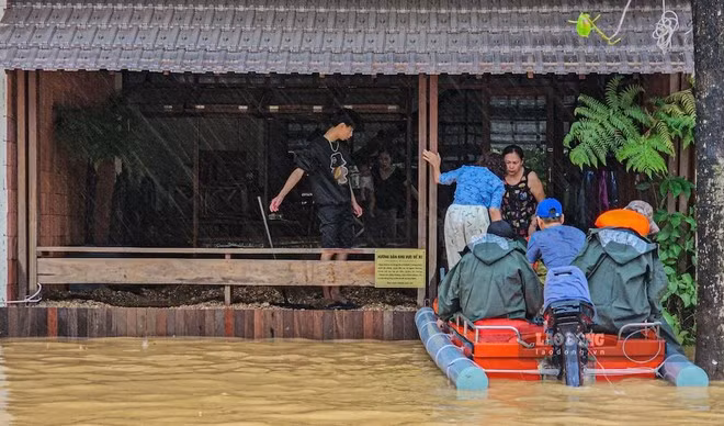 Les équipes de secours fournissent une aide vitale aux habitants sinistrés de Hue. Photo : laodong.
