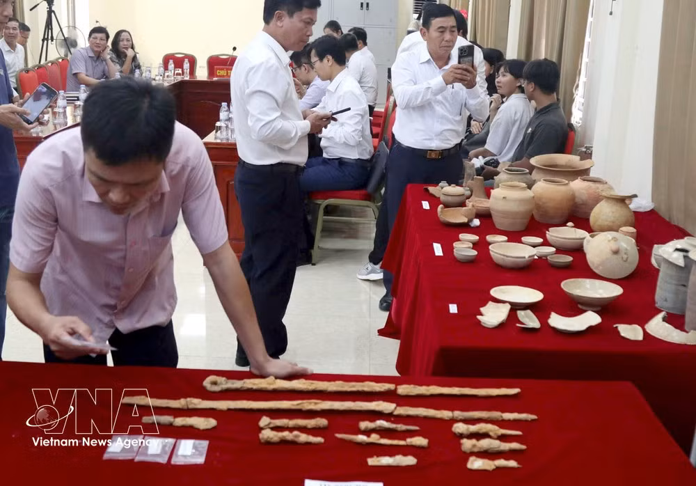 De nombreux objets funéraires ont été mis au jour, notamment des jarres, coupes, bols, pots et bouteilles en céramique et en terre cuite vernissée, ainsi que des pièces de monnaie Wuzhu, des couteaux, des lames et des épées en fer, des objets en bronze, des perles en verre, des perles en métal doré et des objets en forme de feuille. Photo : VNA.