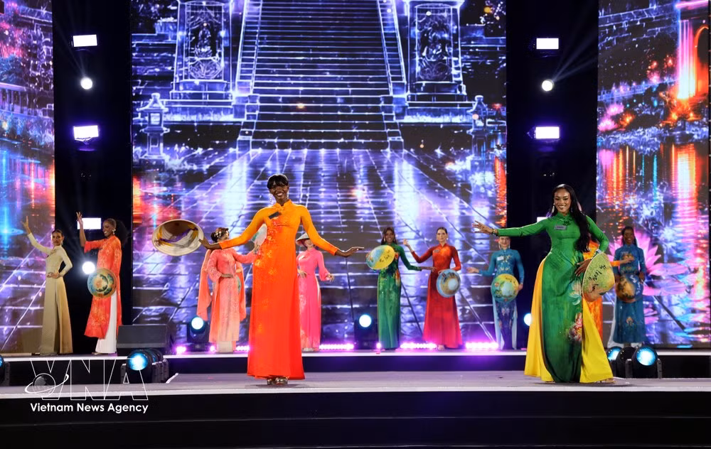 Les candidates de Miss World défilent en ao dai, la tenue traditionnelle vietnamienne. Photo : VNA.