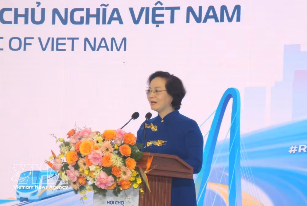 La vice-Première ministre Pham Thi Thanh Tra prend la parole lors du forum sur le thème « Le tourisme MICE à la nouvelle ère ». Photo : VNA.