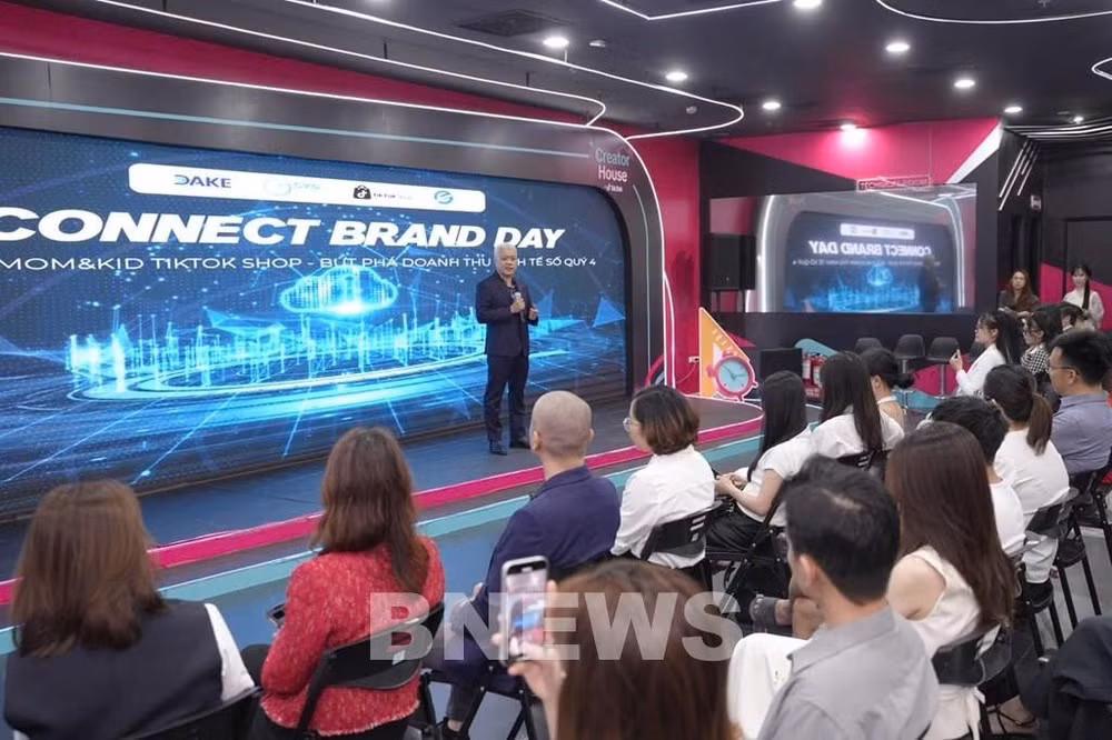Nguyen Lam Thanh, représentant de TikTok Vietnam, présente la stratégie de la plateforme en matière de soutien à l'entrepreneuriat des jeunes. Photo: Bnews.