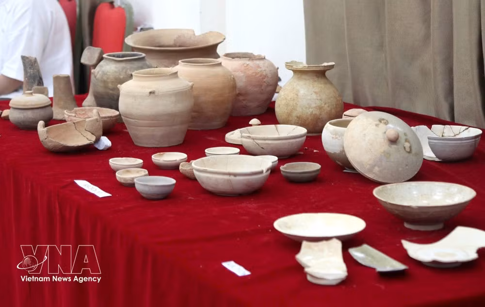 À la suite de cette découverte, les archéologues ont préconisé la mise en œuvre de mesures de conservation provisoires, notamment le recouvrement et le remblayage des fosses de fouille, ainsi que la poursuite de recherches et d’études approfondies sur les sites archéologiques, historiques et culturels du bassin du fleuve Lam. Photo : VNA.