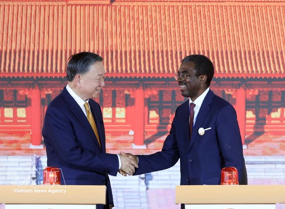 Le secrétaire général du PCV et président vietnamien To Lam serre la main du directeur du Centre du patrimoine mondial, Lazare Eloundou Assomo, lors de la cérémonie. Photo : VNA.