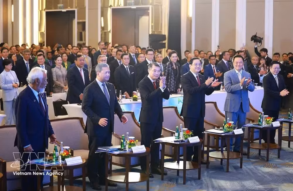 Le Premier ministre Le Minh Hung (3e de gauche) et ses homolohues lao, cambodgien, thaïlandais, timorais à la cérémonie d'ouverture du Forum sur l'avenir de l'ASEAN 2026. Photo : VNA.