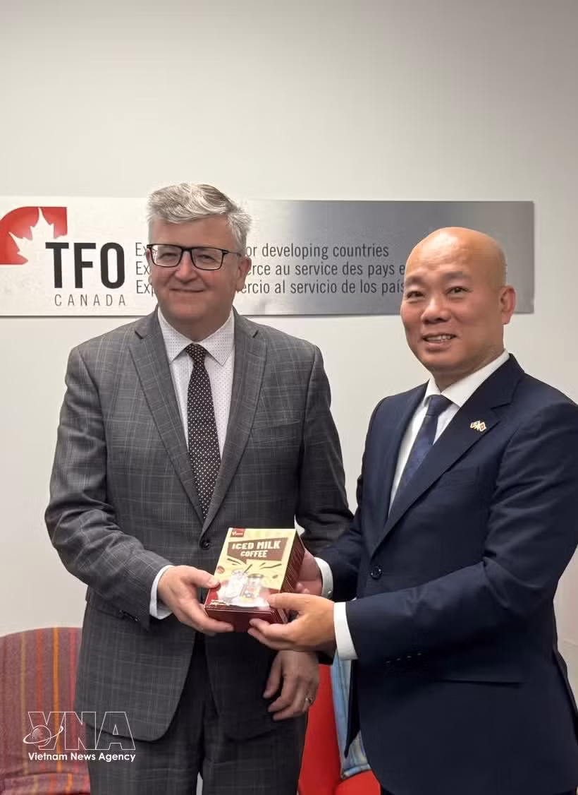 Vu Ba Phu, directeur de Vietrade (droite) et Steven Tipman, directeur exécutif de TFO Canada. Photo : VNA.