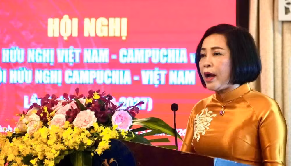 Nguyen Thi Thanh, vice-présidente de l’Assemblée nationale du Vietnam et présidente de l’Association d’amitié Vietnam-Cambodge, lors de la conférence. Photo : NDEL.