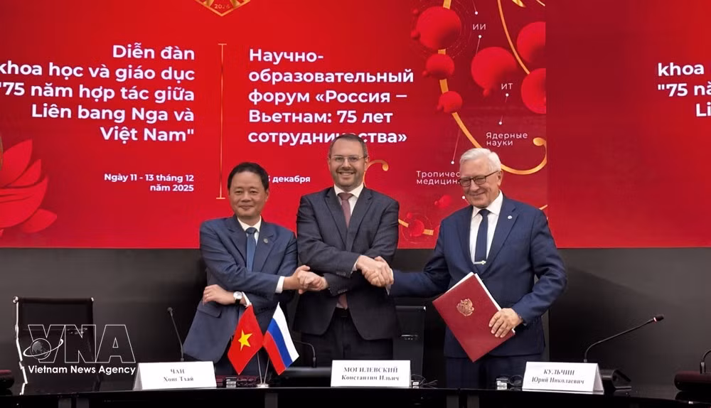 Cérémonie de signature d’un accord de coopération entre l’Académie des sciences et technologies du Vietnam (VAST) et l’Académie des sciences de Russie, dans le cadre du Forum scientifique et éducatif Russie-Vietnam, le 12 décembre 2025. Photo : VNA.