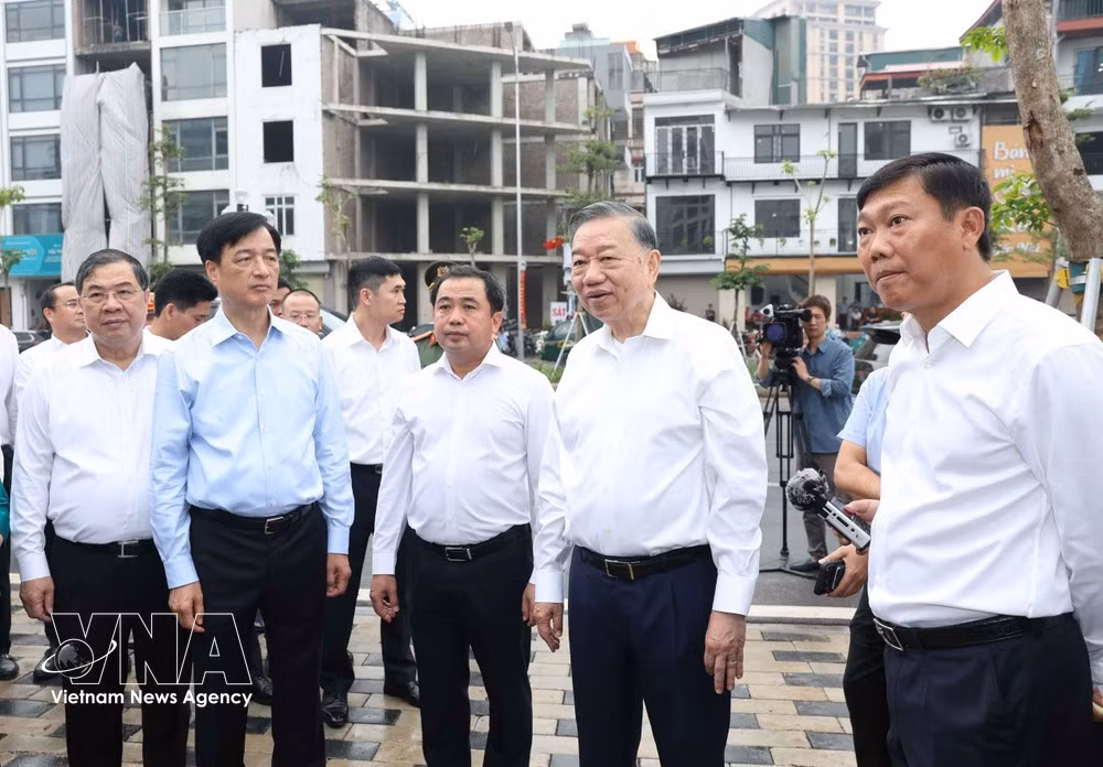 Le secrétaire général du PCV et président de la République, To Lam, inspecte les travaux du périphérique n° 1 dans le quartier d'O Cho Dua, à Hanoï. Photo : VNA.