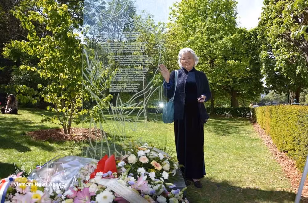 Mme Tran To Nga et la première stèle en Europe dédiée aux victimes de l’agent orange. Photo : VNA.