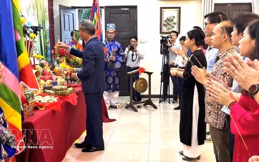 L’offrande d’encens en l’honneur des rois Hùng à l’ambassade du Vietnam en Malaisie, le 25 avril. Photo : VNA.