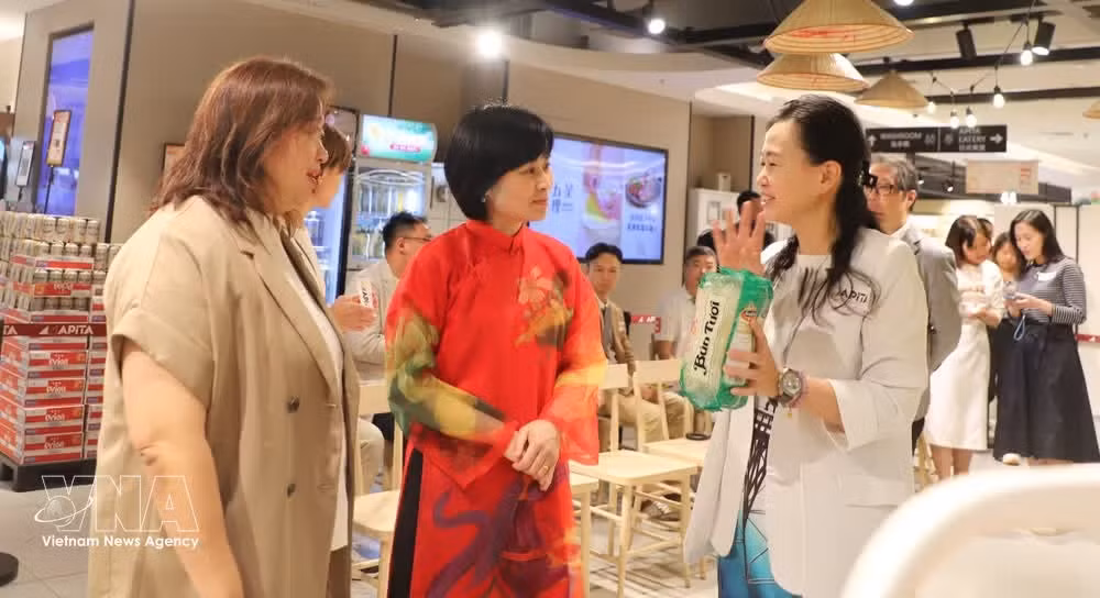 Un représentant du supermarché APITA présente des nouilles de riz séchées vietnamiennes, très appréciées des consommateurs hongkongais. Photo : VNA.