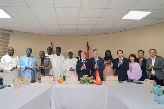 Le vice-président de l’AN du Vietnam, Nguyen Duc Hai, l’auditeur général de l’Audit d’État du Vietnam, Ngo Van Tuan, et le président de la Cour des comptes du Sénégal, Mamadou Faye lors de la séance de travail, à Dakar, le 24 juillet. Photo : VNA.