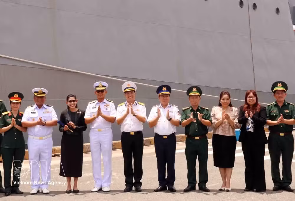 L'ambassadrice de Thaïlande au Vietnam, Urawadee Sriphiromya (troisième à partir de la gauche) assiste à la cérémonie d'accueil du navire. Photo : VNA.