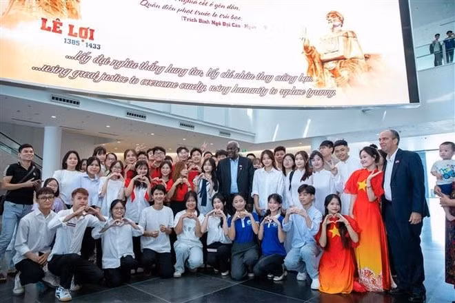 Le président de l'Assemblée nationale cubaine prend une photo avec des jeunes et des visiteurs du musée d'histoire militaire du Vietnam. Photo : VNA.