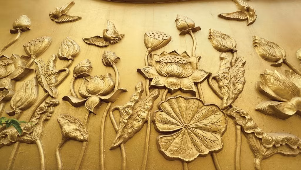 Bas-relief de lotus finement sculpté, ornant l’intérieur de l’édifice.