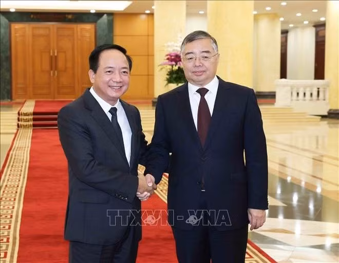 Trinh Van Quyet (gauche), secrétaire du Comité central du Parti communiste du Vietnam, chef de la Commission centrale de l’éducation et de la mobilisation auprès des masses du Parti et Li Shulei, membre du Bureau politique, secrétaire du Secrétariat et chef du Département de l’information du Comité central du Parti communiste chinois. Photo : VNA.