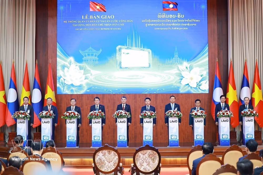 Le Premier ministre vietnamien Le Minh Hung et le Premier ministre lao Saleumxay Kommasith lors de la cérémonie de remise du système de gestion de la population et de l'identité des citoyens au Laos, à Vientiane, le 8 octobre. Photo : VNA.