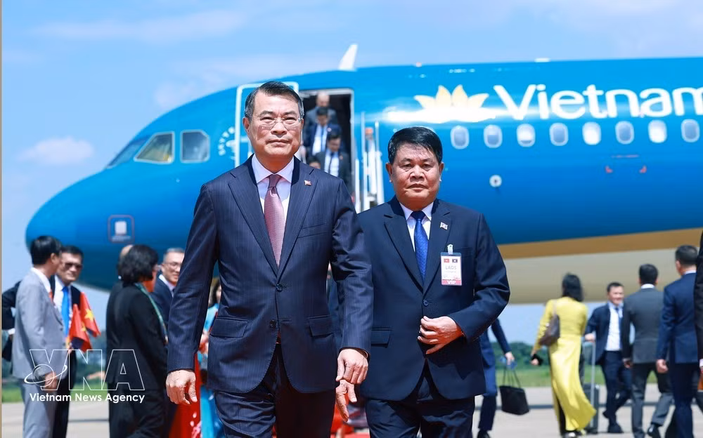 Le Premier ministre vietnamien Le Minh Hung est arrivé à Vientiane, marquant le début de sa visite officielle en République démocratique populaire du Laos. Photo : VNA.