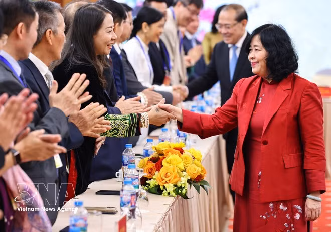 Bui Thi Minh Hoai avec les délégués. Photo : VNA.