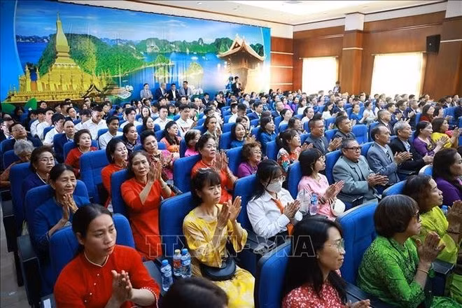 Le secrétaire général To Lam rencontre la communauté vietnamienne au Laos. Photo : VNA.