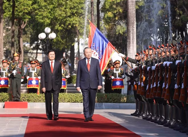 Le secrétaire général du Parti populaire révolutionnaire lao (PPRL) et président du Laos, Thongloun Sisoulith (à gauche) et le secrétaire général du Parti communiste du Vietnam (PCV), To Lam, lors de la cérémonie d'accueil. Photo : VNA.