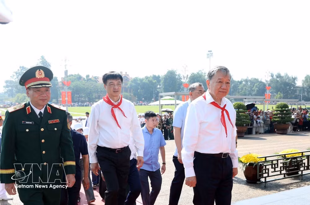 Le dirigeant To Lam rend hommage au Président Ho Chi Minh dans son mausolée. Photo : VNA.