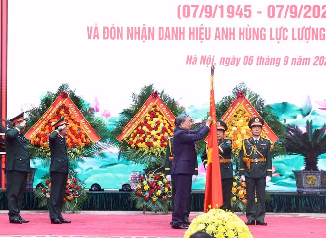 Le secrétaire général To Lam décerne le titre de Héros des Forces armées populaires à l’État-major général de l’APV lors de la cérémonie, à Hanoi, le 6 septembre. Photo : VNA.