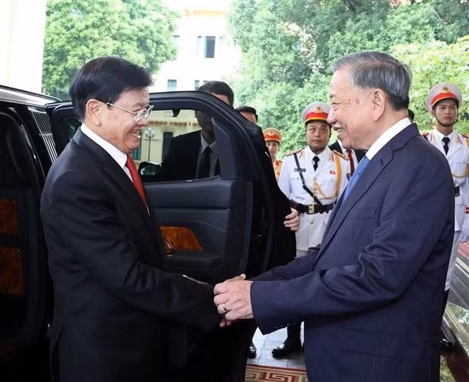 Le secrétaire général du PCV, To Lam (droite), et le secrétaire général du Parti populaire révolutionnaire lao (PPRL) et président du Laos, Thongloun Sisoulith. Photo : VNA.