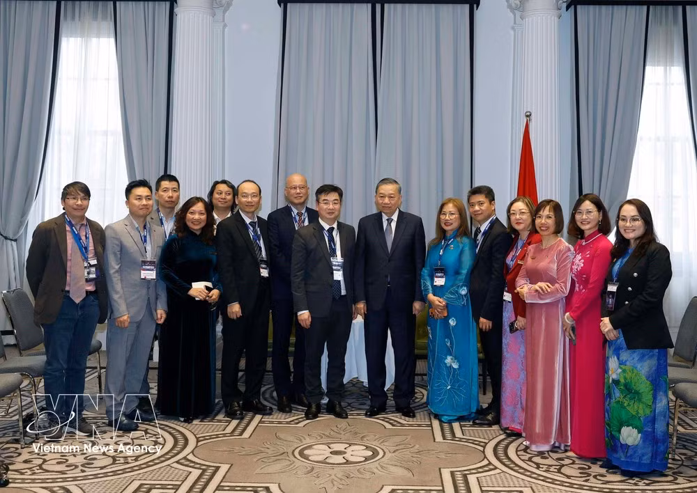 Le secrétaire général du PCV et président de la République, To Lam, rencontre, le 10 août, plusieurs intellectuels et scientifiques, éminents membres de l’Association des intellectuels et experts vietnamiens en Australie (VASEA). Photo : VNA.
