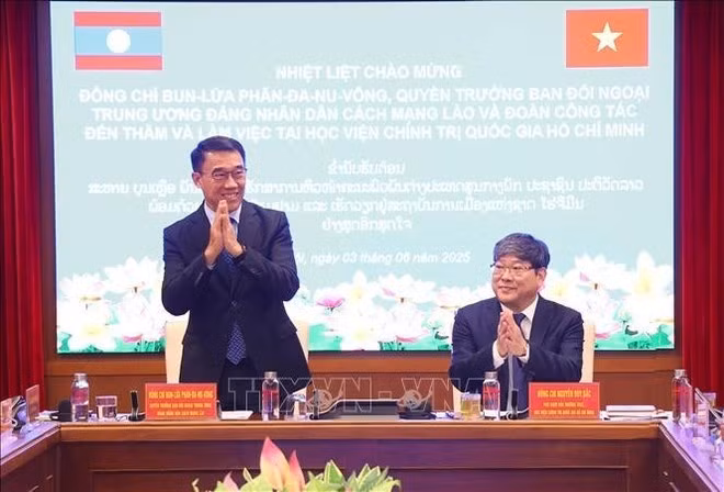 Le professeur associé, Docteur Nguyen Duy Bac, vice-président permanent de l'Académie nationale de politique Hô Chi Minh (HCMA) (droite) et Bounleua Phandanouvong, président par intérim de la Commission des relations extérieures du Comité central du Parti populaire révolutionnaire lao (PPRL) à la réunion à l'HCMA. Photo : VNA.