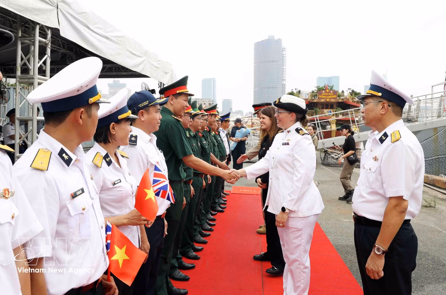 Cérémonie d'accueil du patrouilleur britannique HMS Spey au port international de Nha Rong - Khanh Hoi. Photo : VNA.