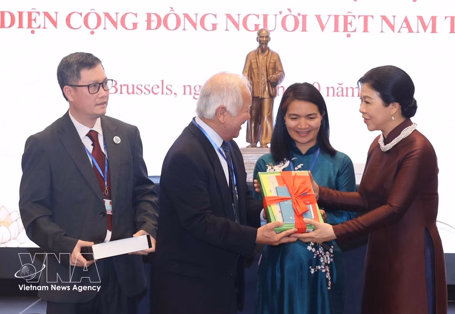 Mme Ngo Phuong Ly offre des livres en langue vietnamienne à l'Association des Vietnamiens de Belgique. Photo : VNA.