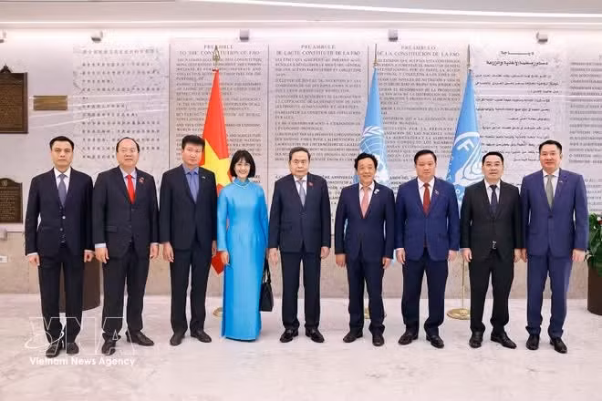Le président de l’Assemblée nationale du Vietnam, Tran Thanh Man, Qu Dongyu, directeur général de l’Organisation des Nations unies pour l’alimentation et l’agriculture et des délégués posent une photo à Rome. Photo : VNA.