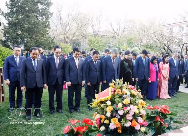 Le secrétaire général du PCV et président vietnamien To Lam, son épouse et la délégation vietnamienne rendent hommage au Président Hô Chi Minh dans l'enceinte de l'ambassade. Photo : VNA.