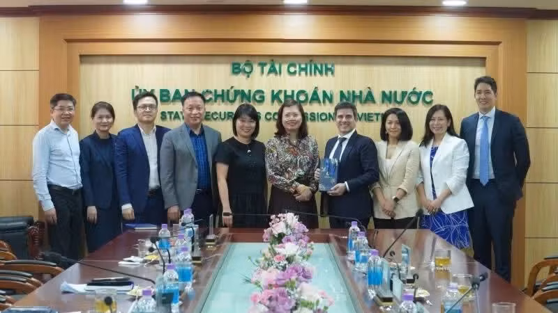 Les représentants de la Commission d'État des valeurs mobilières du Vietnam et de FTSE Russell posent pour une photo souvenir lors de la réunion. Photo : SSC.