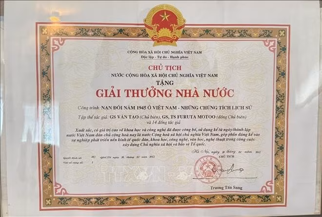Le professeur Furuta a reçu le Prix d’État vietnamien en 2012 pour son travail de recherche « Famine de 1945 au Vietnam – Preuves historiques ». Photo : VNA.
