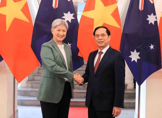 Le vice-Premier ministre vietnamien et ministre des Affaires étrangères Bui Thanh Son et la ministre australienne des Affaires étrangères Penny Wong se serrent la main, à Hanoi, le 20 août. Photo : VNA.