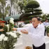 Tran Cam Tu, membre du Bureau politique et permanent du Secrétariat du Comité central du Parti, offre de l'encens au site historique national spécial du carrefour de Dong Loc, dans la province de Ha Tinh. Photo : VNA. 