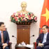 Le ministre vietnamien des Affaires étrangères, Le Hoai Trung, membre du Bureau politique (à droite), reçoit l’ambassadeur de la République de Corée au Vietnam, Choi Young Sam, Photo : VNA.