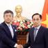 L’ambassadeur de l’Inde au Vietnam, Tshering Sherpa (gauche) et le ministre vietnamien des Affaires étrangères, Le Hoai Trung, le 15 juillet à Hanoi. Photo : VNA. 
