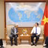 Le vice-Premier ministre Ho Quoc Dung reçoit le professeur Tran Thanh Van, président de l’Association « Rencontres du Vietnam » et directeur du Centre international pour la science et l’éducation interdisciplinaires (ICISE). Photo : VNA. 